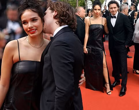 Cậu cả nhà Beckham đắm đuối bạn gái hơn tuổi trên thảm đỏ Cannes