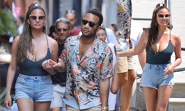 Chrissy Teigen táo bạo không áo lót, khoe vòng 1 'ngoại cỡ' trên phố