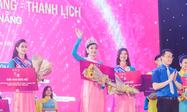 Vượt qua 13 thí sinh khác trong đêm chung kết, thí sinh Phạm Tâm Anh Thy (Trường THPT Phan Châu Trinh) đã giành giải nhất đơn nữ Hội thi học sinh, sinh viên tài năng, thanh lịch TP Đà Nẵng năm 2021