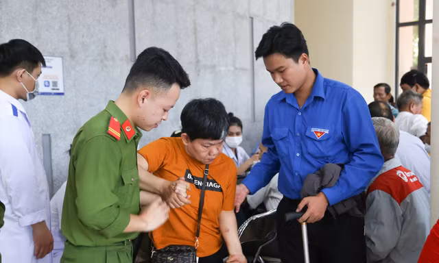 Tuổi trẻ Đà Nẵng khám bệnh miễn phí, trao nhu yếu phẩm cho người yếu thế
