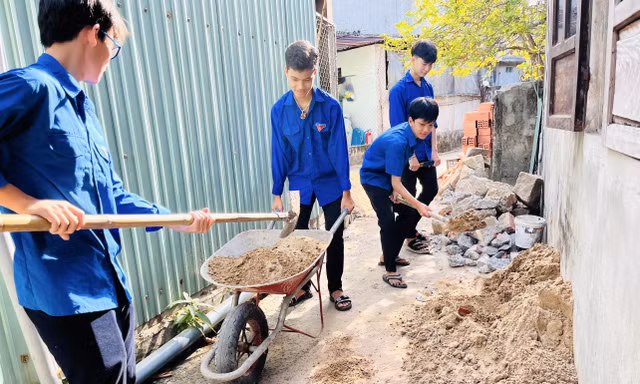 'Áo xanh' đội nắng giúp hộ khó khăn sửa chữa, xây mới nhà cửa