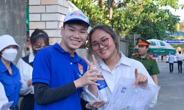 Hơn 1.500 tình nguyện viên Đà Nẵng tiếp sức sĩ tử và phụ huynh