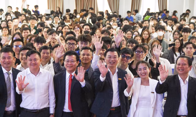 Shark Hùng Anh truyền cảm hứng khởi nghiệp cho sinh viên Đà Nẵng
