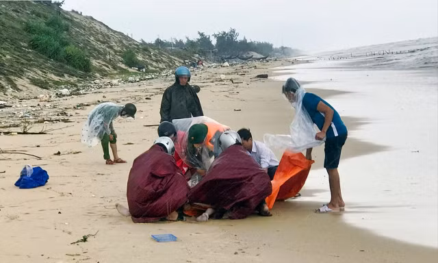 Phát hiện thi thể nữ giới trôi dạt vào bờ biển Thừa Thiên Huế