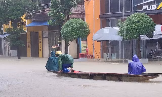 Lật thuyền chở 8 người giữa nước lũ, mẹ tử vong, con mất tích