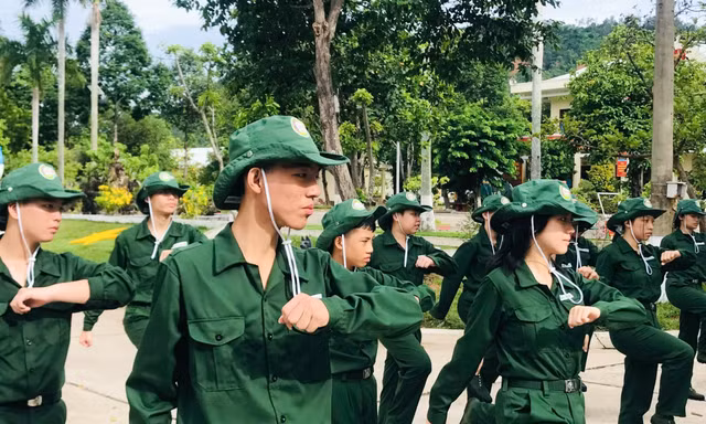 Chiến sĩ nhí hào hứng trải nghiệm trong quân ngũ