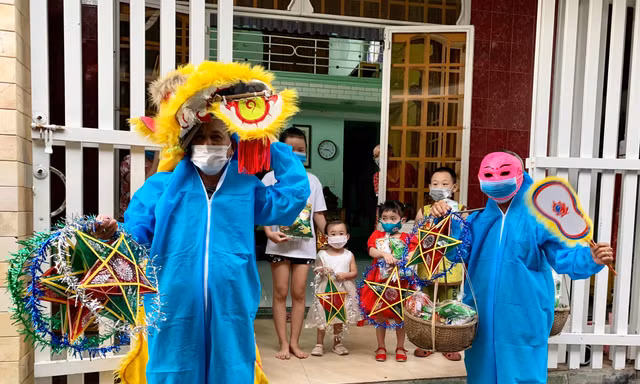 Đội múa lân mặc bảo hộ trùm kín 'quẩy' quang gánh đầy ắp quà trung thu