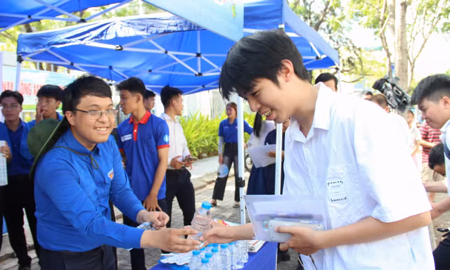 Nụ cười từ 'áo xanh' đất võ, Đà Nẵng tiếp sức thi tốt nghiệp THPT Quốc gia 2025