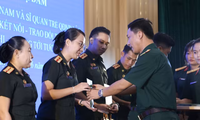 Sĩ quan trẻ Việt Nam - Lào hiến kế hiện đại hóa quân đội 
