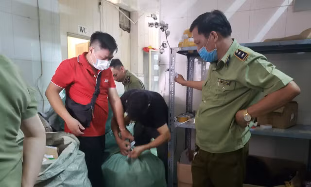 Khi kiểm tra đột xuất 2 cửa hàng kinh doanh mỹ phẩm và một công ty vận chuyển hàng hóa trên địa bàn, Cục Quản lý thị trường TP Đà Nẵng phát hiện 4.446 sản phẩm nghi giả mạo các nhãn hiệu nổi tiếng như Nike, Adidas, Chanel…