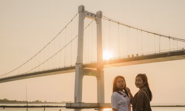 Giới trẻ rủ nhau đón hoàng hôn thơ mộng bên cầu dây võng dài nhất Việt Nam 