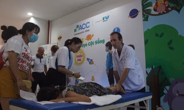 Hơn 200 em nhỏ được tầm soát vẹo cột sống, bàn chân bẹt miễn phí