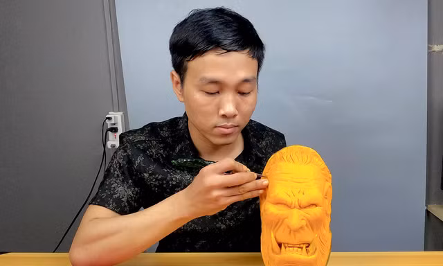 Chàng trai 9x 'hô biến' bí ngô thành mặt phù thủy sống động dịp Halloween