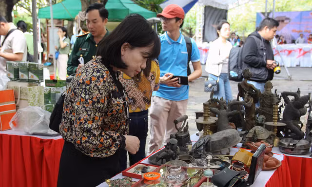 Độc đáo phiên chợ bán những món hàng từ thời ‘ông bà anh’