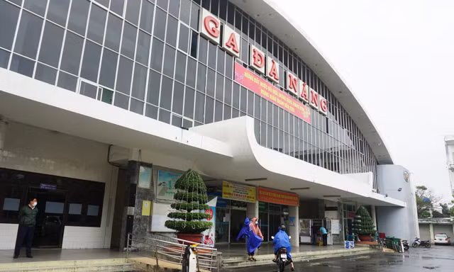 Bến xe, nhà ga Đà Nẵng vắng tanh, người dân phân vân chưa 'chốt' vé Tết