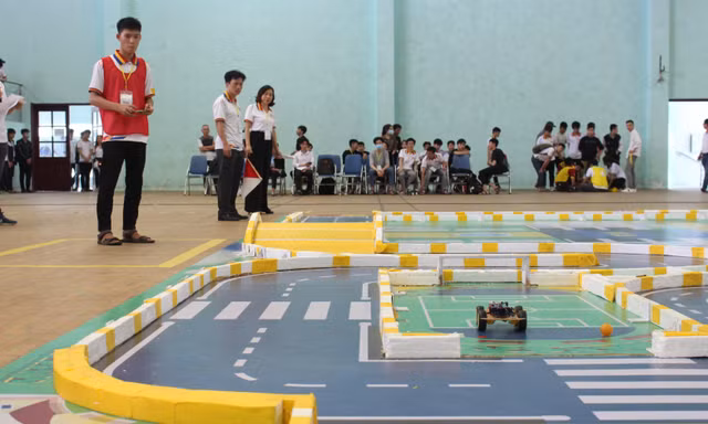 Robot của đội Bees (ĐH CNTT & Truyền thông Việt - Hàn) thể hiện tốc độ và sự ổn định qua từng vòng thi và giành quán quân Cuộc thi Sáng tạo RoboCar 2021. Ảnh: G.T 