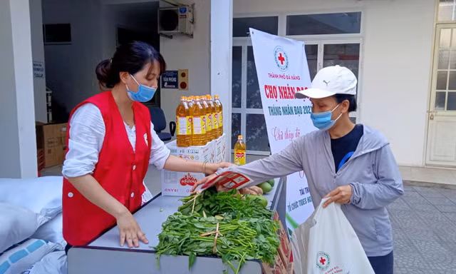 Những phiếu đi chợ trị giá 500 nghìn đồng giúp hàng trăm hộ có hoàn cảnh khó khăn, chịu ảnh hưởng bởi dịch bệnh COVID–19 tại Đà Nẵng mua sắm thực phẩm, nhu yếu phẩm tại Chợ Nhân đạo