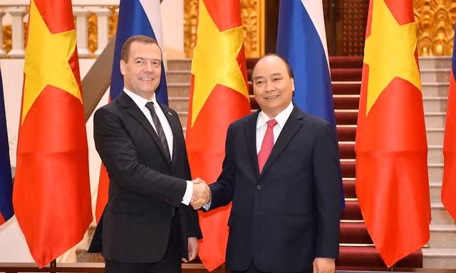 Thủ tướng Nguyễn Xuân Phúc và Thủ tướng Dmitry Medvedev bắt tay nhau trước khi tiến hành hội đàm tại Văn phòng Chính phủ. Ảnh: Như Ý