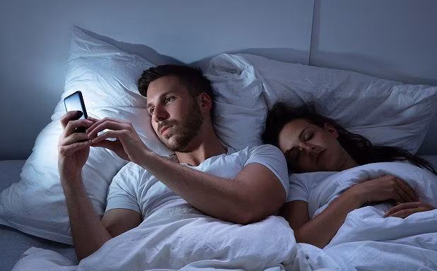 Chia sẻ mật khẩu với bạn đời sẽ giúp tin tưởng nhau hơn, nhưng đôi khi cũng gây ra những phiền phức.