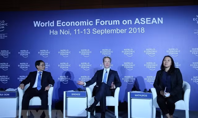 Chủ tịch WEF Borger Brende và Thứ trưởng thường trực Bộ Ngoại giao Bùi Thanh Sơn, Trưởng ban Tổ chức WEF ASEAN 2018. Ảnh: TTXVN