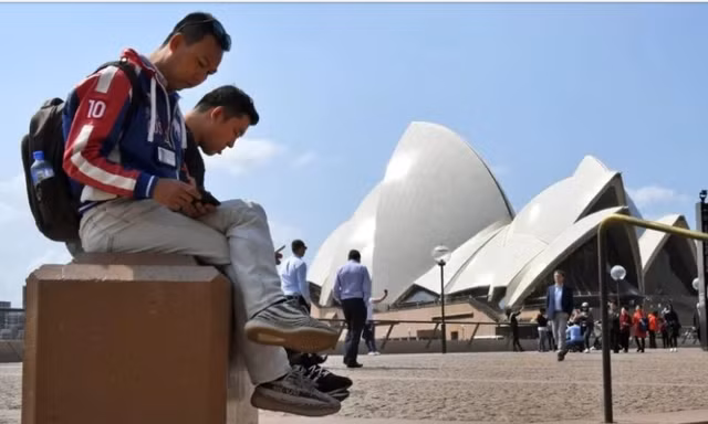 Khách du lịch đang sử dụng mạng 5G tại Sydney.