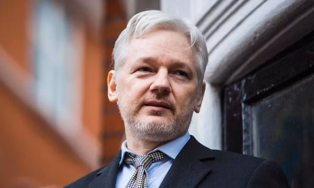 Ông chủ WikiLeaks Julian Assange đang trong tình trạng sức khỏe suy yếu. Ảnh: The Sun.