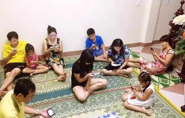 Giới trẻ Việt trung bình dành 5 tiêng 10phút mỗi ngày để online, thấp nhất khu vực, còn Thái Lan cao nhất khu vực với thời gian trung bình online là 7 tiếng 6 phút. Ảnh: TL