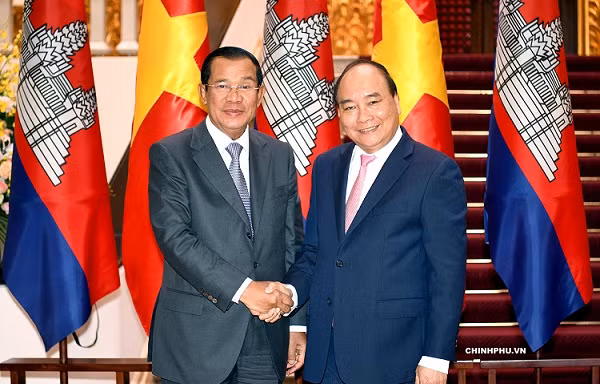 Thủ tướng Nguyễn Xuân Phúc đã trân trọng mời Thủ tướng Vương quốc Campuchia Samdech Techo Hun Sen và Phu nhân thăm chính thức Việt Nam. Ảnh: VGP