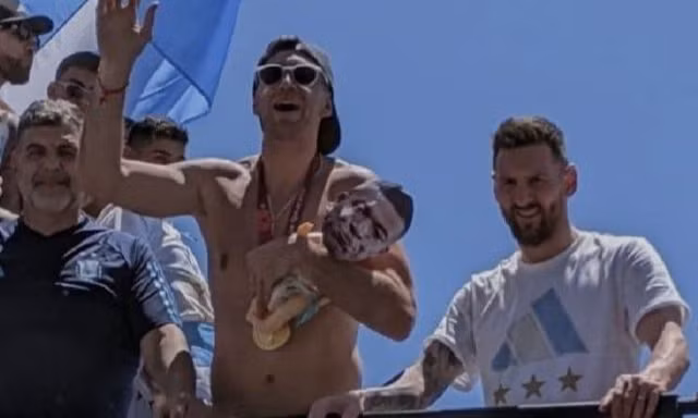 Thủ môn Argentina bị chỉ trích vì ôm búp bê hình Mbappe đi diễu hành