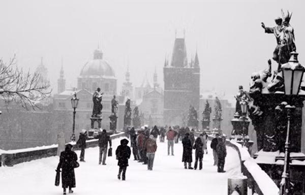 Cầu Charles ở Prague chìm trong tuyết dày