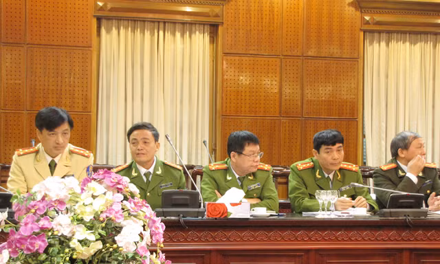 Đại diện lực lượng cảnh sát, công an Hà Nội tại buổi họp báo sáng nay 26-12. Ảnh: Tuấn Nguyễn