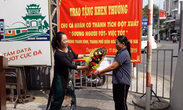 Khen thưởng người phụ nữ bán vé số không tham của rơi 