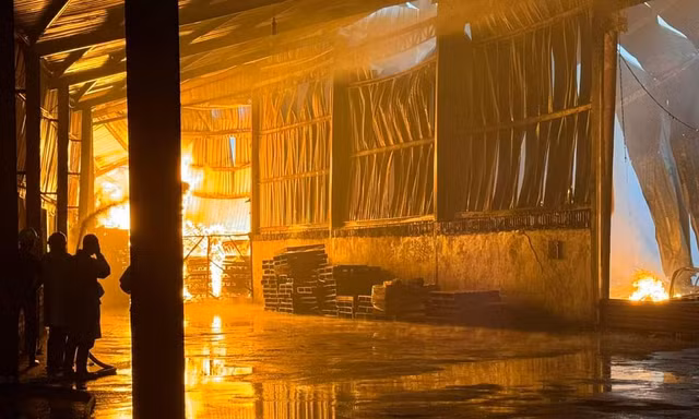 Công ty sản xuất gỗ cháy ngùn ngụt trong mưa