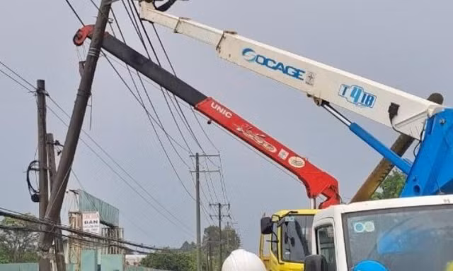 Xe tải tông gãy trụ điện trung thế, gần 1.000 hộ dân ở Đồng Nai bị cắt điện