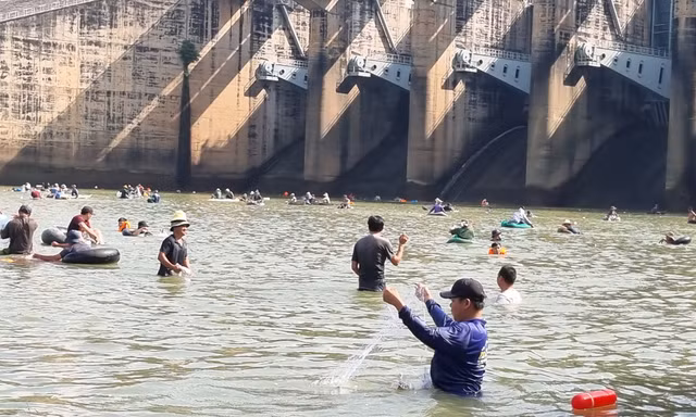 Người dân ùa xuống đập tràn nhà máy thủy điện Trị An săn 'lộc trời'