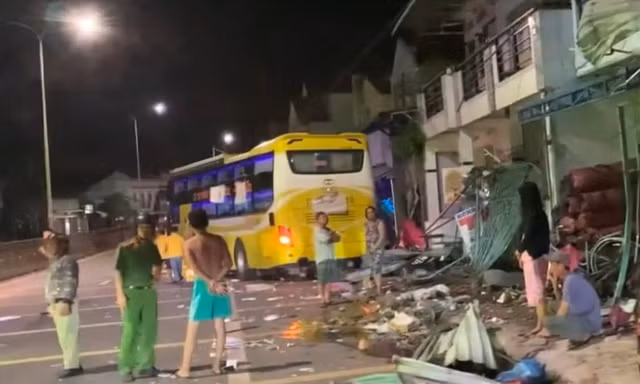 Cảnh tan hoang vụ xe khách tông 9 nhà dân lúc nửa đêm, hàng chục người hoảng loạn