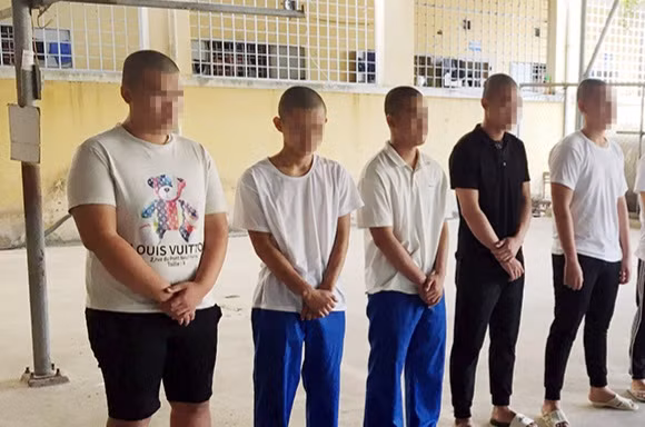 Công an nổ súng trấn áp băng nhóm trang bị hàng ‘nóng’, đập phá xe công vụ 