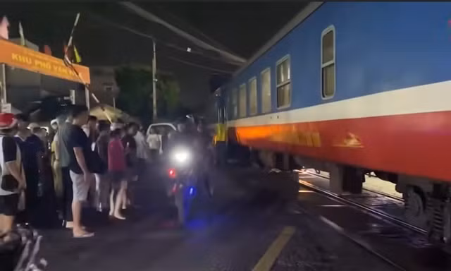 Tàu SE4 va chạm ô tô bán tải làm 2 người tử vong ở Đồng Nai