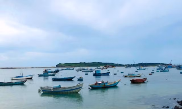 Tàu cá chở 22 người bị chìm trên biển Phú Quý, 2 người mất tích