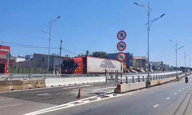 Thông xe cầu vượt Dầu Giây sau nhiều năm chậm tiến độ