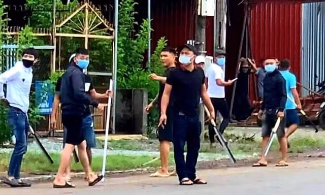 Hàng chục thanh niên bịt mặt cầm dao, mã tấu đuổi chém nhau gây náo loạn ở Đồng Nai