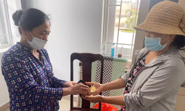 Nhân viên lao công trả lại túi vàng trên 300 triệu đồng cho người đánh rơi