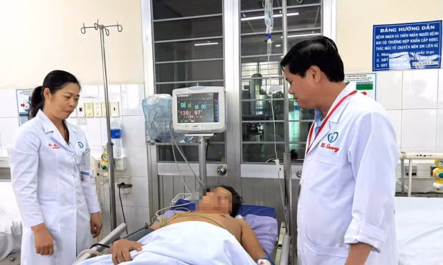 Mang súng bắn bạn nhậu nhập viện 