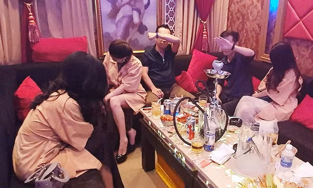 Đột kích nhà hàng phát hiện nữ tiếp viên mặc hở hang ôm ấp khách