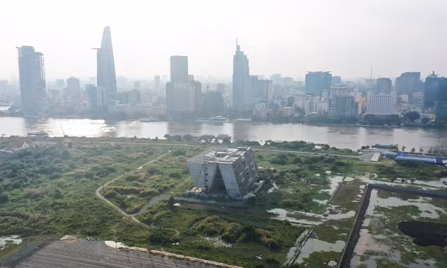 Cận cảnh tòa nhà triển lãm 800 tỷ xây dựng dang dở ở Thủ Thiêm