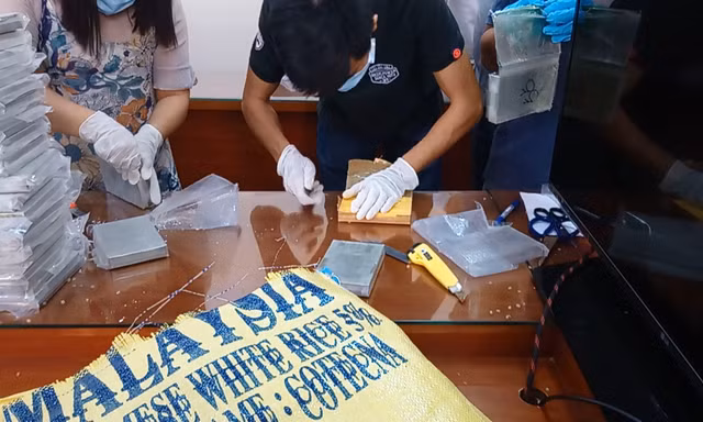 Lực lượng chức năng kiểm tra phát hiện lượng lớn ma tuý.