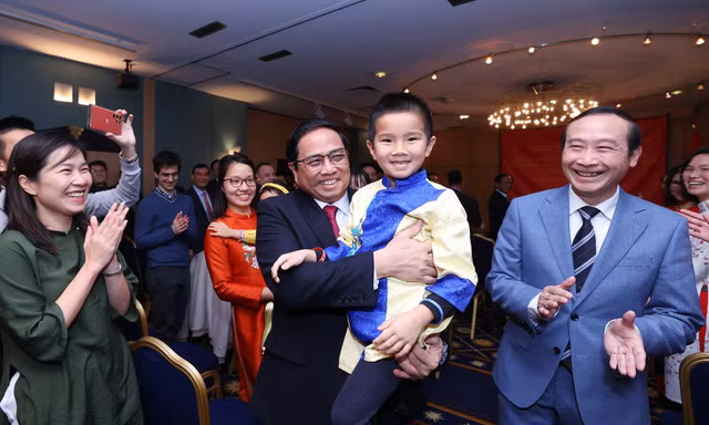 Thủ tướng gặp gỡ kiều bào, kết thúc tốt đẹp chuyến thăm chính thức Luxembourg