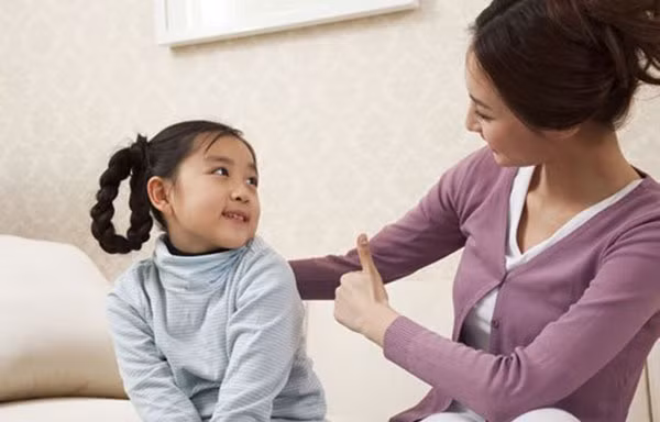 Bên cạnh những cô bạn gái xinh xắn trên lớp, anh mong em cũng sẽ nhớ về Mẹ