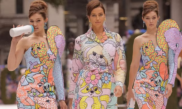Gigi Hadid catwalk cùng bình sữa, đọ dáng với Irina Shayk