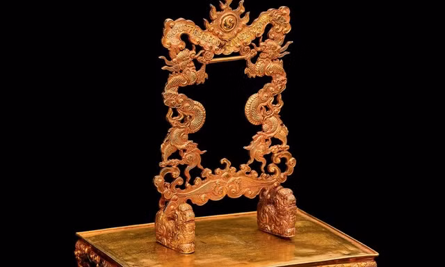 Cổ vật 'rồng khênh kiệu mặt trời' bằng vàng 18K có gì đặc biệt?
